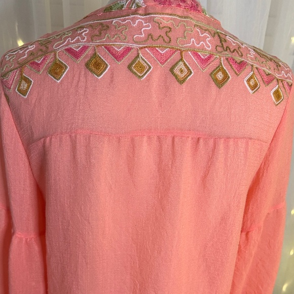 Chic Coral Blouse with Floral Details - Picture 7 of 9